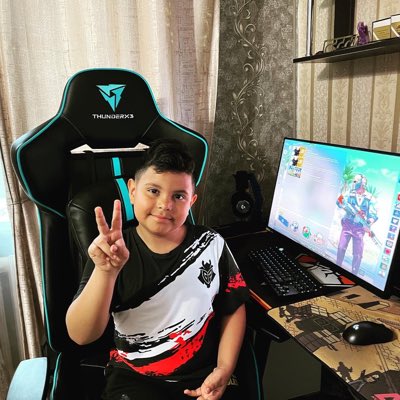 Niño de 9 años juega CS2, Esports