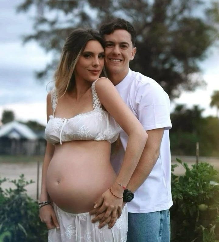 a noticia ha sacudido el mundo del espectáculo: ¡Lele Pons y Guaynaa están esperando su primer hijo! La famosa influencer y ahora cantante, de 28 años, y el reconocido rapero puertorriqueño, de 32, han anunciado con gran emoción que pronto serán padres. Este anuncio llega tras su espectacular boda que se realizó en marzo de 2023, consolidando aún más su historia de amor.