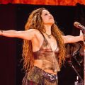 La noche se vistió de gala en Monterrey, y bajo la luz de la luna llena, la "Reina Loba" hizo su triunfal entrada. Shakira, la icónica artista colombiana, regresó a México después de siete años de ausencia, y su "manada" la recibió con una euforia desbordante. El Estadio de los Rayados fue testigo del inicio de "Las Mujeres Ya No Lloran World Tour", un espectáculo que no solo celebró la música de Shakira, sino también su fuerza y resiliencia.