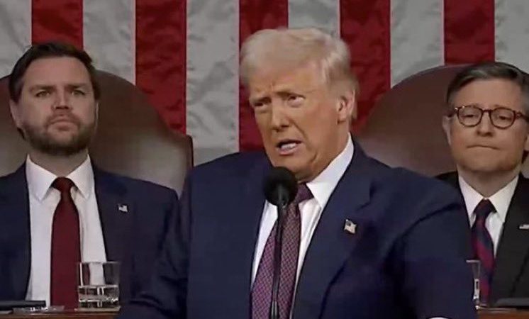 Trump le habla por primera vez al congreso de los Estados Unidos