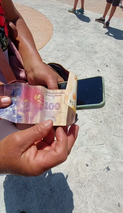 Un acto de engaño indignante ha sacudido a la comunidad de Yucatán. Turistas, aprovechándose de la buena fe de una artesana local, la estafaron al pagarle con pesos argentinos, haciéndolos pasar por pesos mexicanos. La víctima, quien desconocía la diferencia en el tipo de cambio, entregó tres blusas bordadas, valoradas en 1,100 pesos mexicanos, a cambio de billetes argentinos.