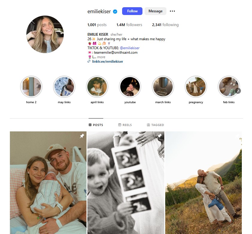 El mundo de las redes sociales está de luto, esto tras el triste fallecimiento del hijo de Emilie Kiser, este tenía solo 3 años y se llamaba Trigg. Esto ocurrió en un terrible y triste accidente de piscina en el cual el pequeño falleció. No sin antes ser llevado al hospital de emergencia, donde los doctores hicieron todo lo posible por que el pequeño saliera con vida. 