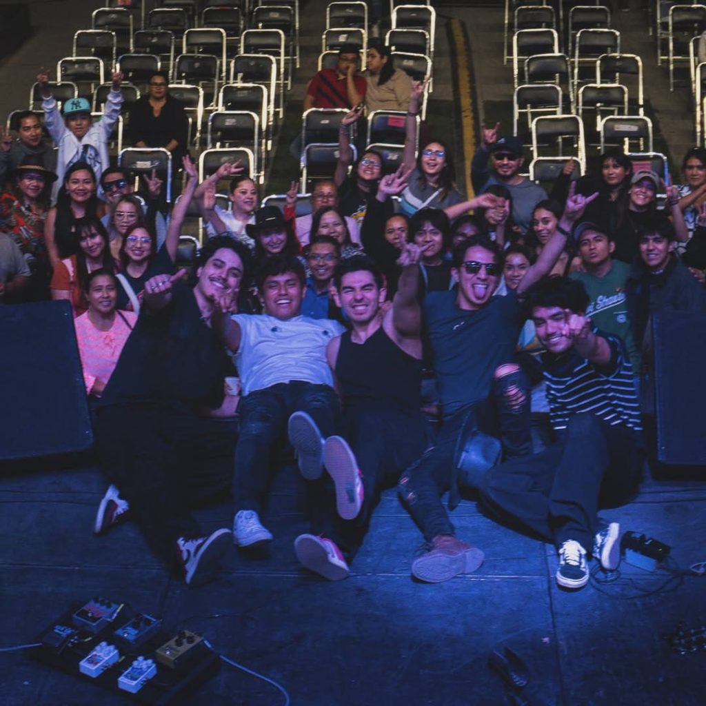 ¿Te vibra el pecho con el rugido de una guitarra, el latido crudo de la batería y la emoción de una multitud coreando tus letras? Formar una banda de rock no es solo un proyecto musical, es una aventura creativa que combina pasión, trabajo en equipo y mucha actitud, pero, ¿Cómo hacer una banda de rock?