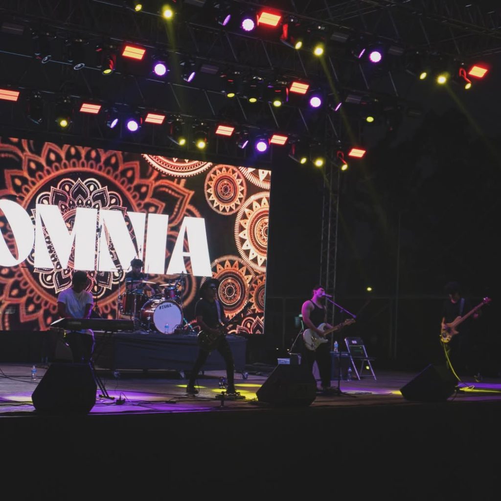 Lo primero (y más importante) es juntar a los miembros de tu banda. Necesitas a los jugadores clave: un vocalista que haga vibrar a la audiencia, un guitarrista que te deje sin aliento con sus riffs, un bajista que sostenga todo con su estilo, y un baterista que marque el ritmo y la energía.