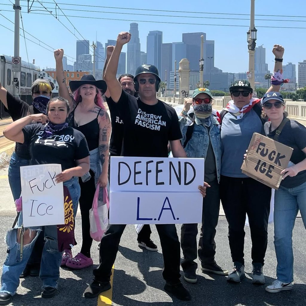 Estamos viendo un día más en las protestas alrededor de las redadas de ICE en Los Angeles. Con periodistas de todo el mundo llegando a observar la destrucción y el caos que ha causado en la ciudad. Y por supuesto, toda esta atención ha atraído a varias personas famosas, las cuales han dado su opinión sobre ICE y las medidas que tomado Trump. 