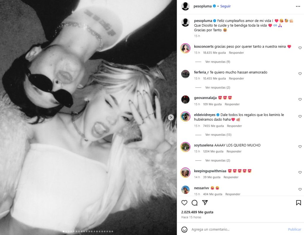 La relación entre Peso Pluma y Kenia Os ha sido una de las más virales e importantes en las redes sociales, lo cual tiene sentido cuando son dos de las figuras más importantes del entretenimiento. Lo que más nos sorprendió fueron los increíbles regalos y las tiernas palabras de Peso Pluma a su amorcito por su cumpleaños