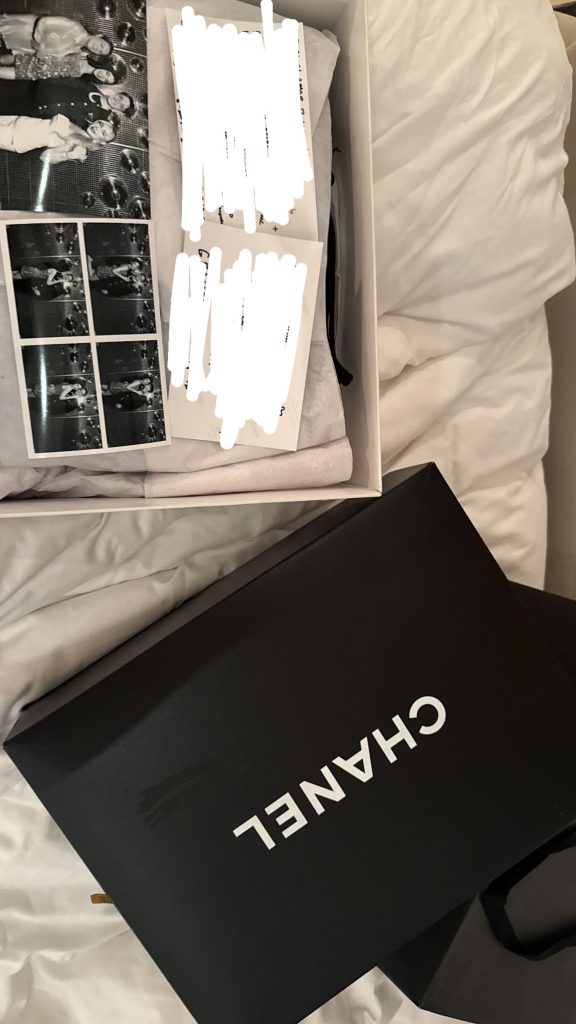 La relación entre Peso Pluma y Kenia Os ha sido una de las más virales e importantes en las redes sociales, lo cual tiene sentido cuando son dos de las figuras más importantes del entretenimiento. Lo que más nos sorprendió fueron los increíbles regalos y las tiernas palabras de Peso Pluma a su amorcito por su cumpleaños. 