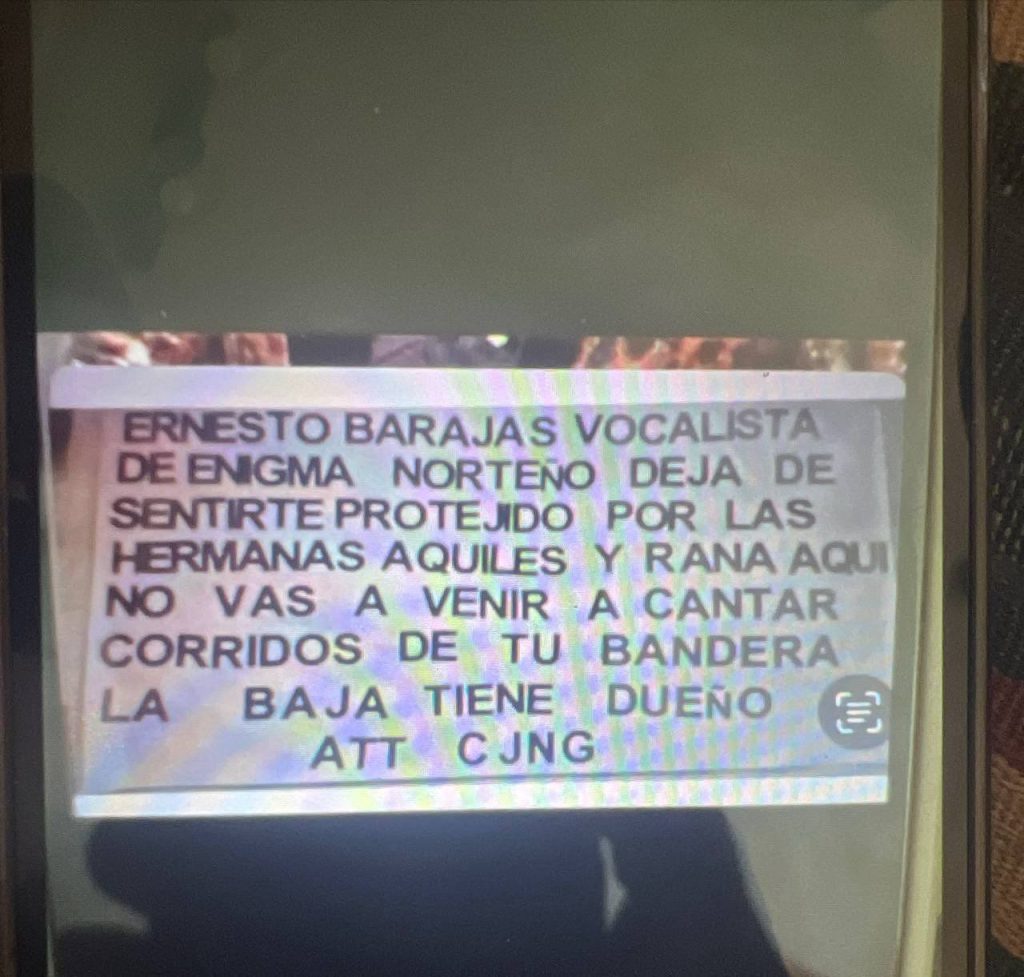 La música es una parte sumamente importante de la cultura de México. A todo el mundo le gustaría tener una canción escrita en su honor. Esto incluye a las grandes figuras del crimen organizado. Este es el origen de los famosos narcocorridos, que ponen a las bandas que los componen más cerca de la violencia. Esto fue lo que le pasó a Ernesto Barajas, vocalista de Enigma Norteño. Las canciones de Enigma Norteño más famosas y cómo fue asesinado Ernesto Barajas.