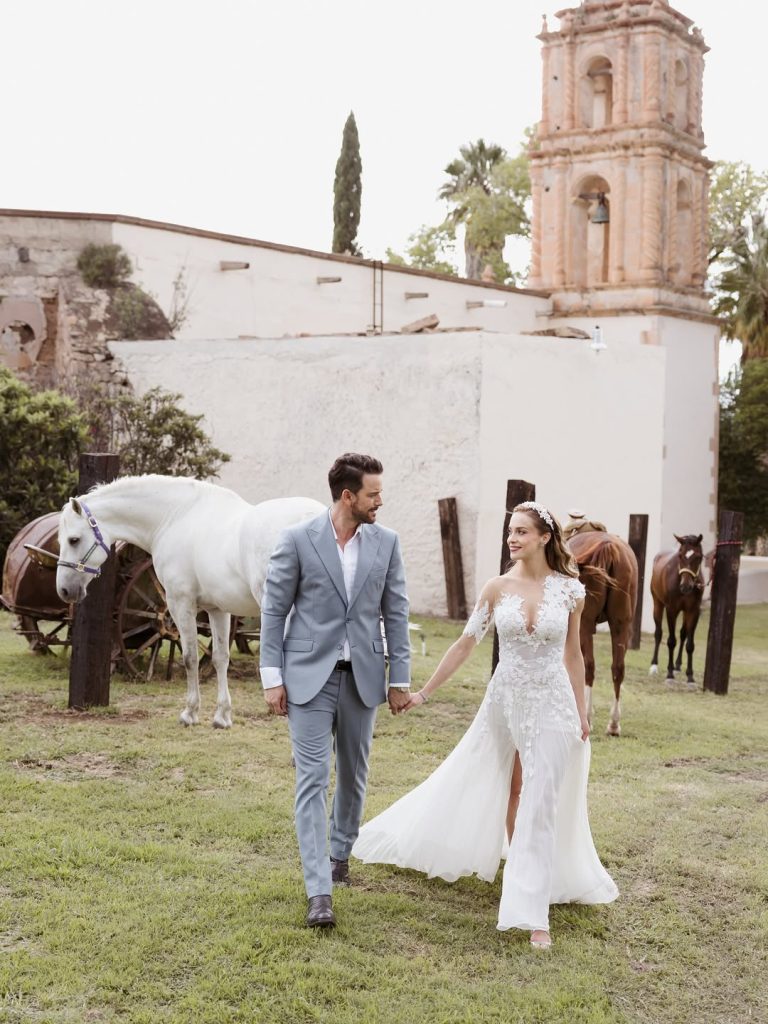 Desde hace tiempo sabíamos que Mane de la Parra y Ligia Uriarte se iban a casar, pero su boda nos tomó completamente por sorpresa. En sus redes sociales han compartido hermosas fotos de su ceremonia en una hacienda privada, donde se dieron el "sí" y unieron sus vidas.