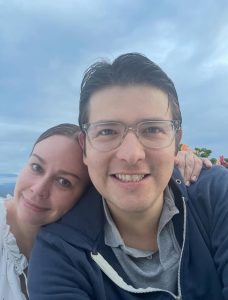 Colombia es un país que desde hace varios años busca conseguir la paz, en donde varios modos de gobierno, las divisiones políticas y mucho más han causado que en el país se mantenga la violencia del crimen organizado. En este caso, le causó la muerte al joven político Miguel Uribe Turbay, que hace 2 meses atentaron contra su vida y hoy fallece, rodeado del amor de su familia.