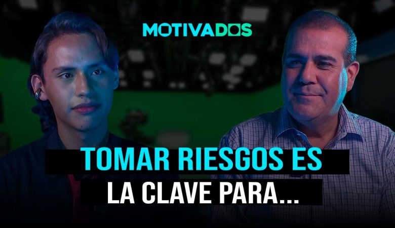 Hoy en Motivados, celebramos la trayectoria de Juan Carlos Valerio, de sus inicios en radio como "office boy" hasta dirigir la información en Imagen Televisión Puebla. Desde su primer noticiario escolar hasta narrar historias reales con impacto, reflexionamos sobre cómo su cercanía con la audiencia y su pasión por la verdad lo mantuvieron vigente y sencillo. Una charla inspiradora para quienes buscan hacer del periodismo un puente humano y relevante. Enterate en dos puntos punto media, plataforma de Puebla, México