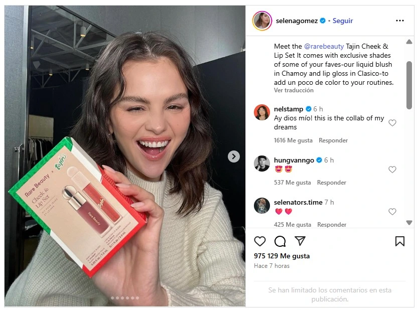 Si eres una de las personas que se come el tajín hasta solito y amas el color que tiene, entonces esta colaboración es para ti. La nueva colaboración de Rare Beauty Tajín Maquillaje te permite llevar los colores intensos y texturas del picante favorito de México. Esta es la colaboración de Selena Gomez que tiene a los fans del condimento emocionados.