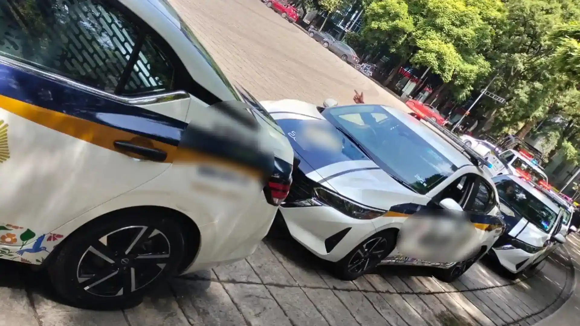 Hoy en Es Tendencia, El Arqui Juve desata polémica con sus comentarios sobre Chicharito y la comunidad LGBT. María Becerra conmueve al contar que perdió un embarazo. Además, Leslie Polinesia responde a Bryan Skabeche tras sus declaraciones públicas, y un escandaloso video de policías teniendo intimidad en una patrulla de CDMX se vuelve viral. Enterate en dos puntos punto media, plataforma de Puebla, México