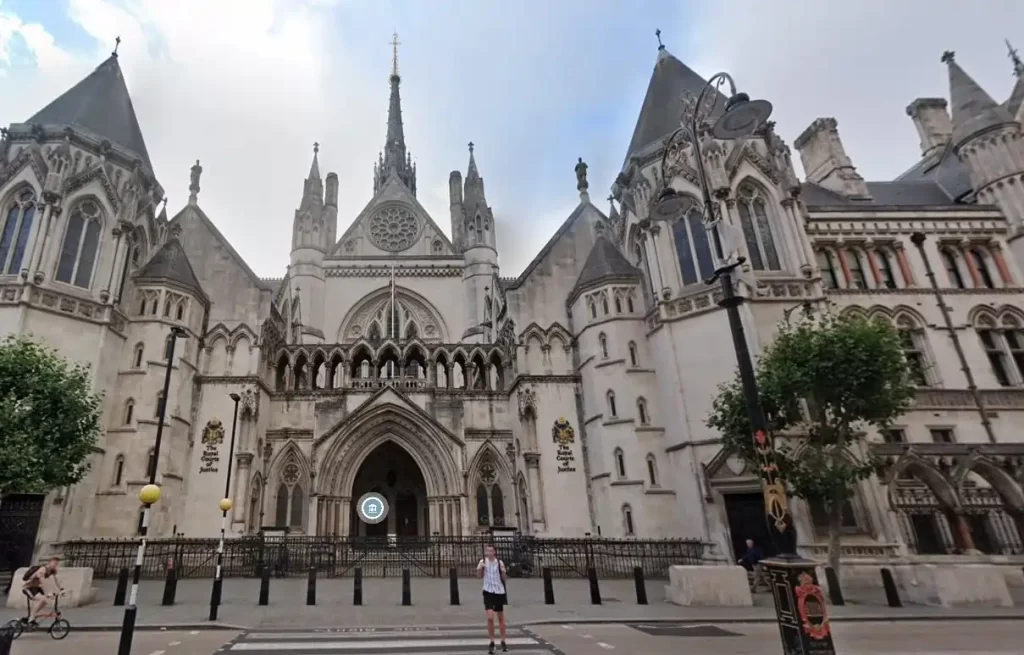 El arte urbano y la crítica política siempre van de la mano; en parte, esta percepción es producto de Banksy, un artista anónimo conocido por mezclar su estilo con imágenes que nos hacen reflexionar. Sin embargo, su última obra quizá haya fue demasiado. En este último grafiti, se puede ver a un juez del Reino Unido golpeando a alguien que hace una protesta. Su ubicación en los Reales Tribunales de Justicia y el clima político en particular podrían costarle la anonimidad y quizá hasta la cárcel.