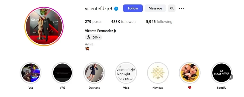 El Rey, Vicente Fernández, es una de las figuras más importantes del espectáculo en México. Dejó atrás a una gran cantidad de familia cuando falleció en 2021 a los 81 años. Pero, ellos supieron seguir adelante con su hijo, que ahora también da conciertos, y su viuda consiguió superar la pérdida. Algunos dirían que demasiado, pues se volvió viral un video en donde Doña Cuquita –su nombre coloquial– le da un beso a lo que muchos piensan podría ser su nuevo amor.