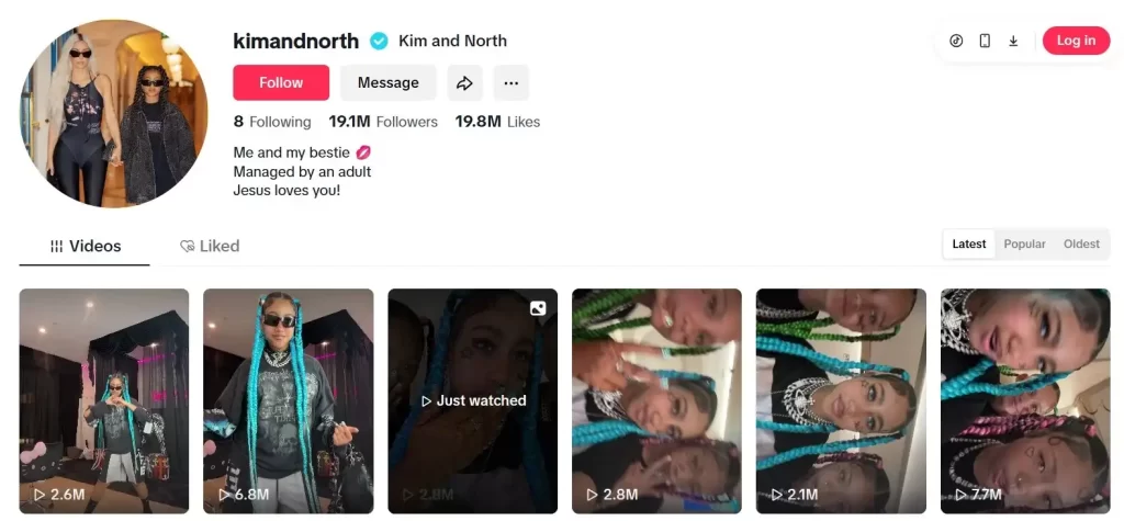 Muchas veces los hijos de los famosos reciben la expectativa de que en algún punto sigan el mismo camino que sus padres y que busquen la fama de una manera u otra. Para North West, la hija de Kanye West y Kim Kardashian, esto significó llamar la atención en redes sociales con un look “Grunge”, tatuajes en la cara y piercings, a pesar de que solo tiene 12 años de edad. Lo que desató las críticas en contra de la madre. En dos puntos te explicamos la verdad sobre lo que sucedió: