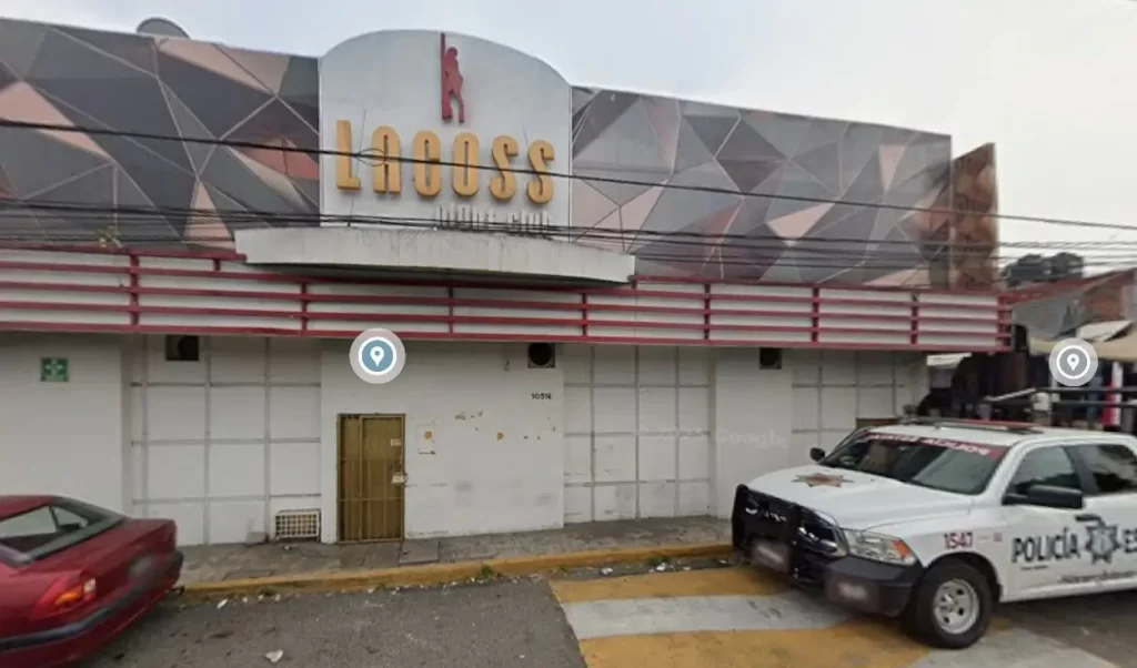 La vida nocturna es uno de los principales atractivos en una ciudad, al menos para la juventud y también para las personas que más disfrutan de la fiesta. Sin embargo, también tiene un lado oscuro, cuando añades la presencia de drogas y otras sustancias ilícitas, se puede observar la sombra del crimen organizado. Estas condiciones desembocaron en una tragedia en Puebla, cuando el Bar Lacoss “Night Club” se vio involucrado en una balacera e incendio que tuvo resultados fatales para los individuos que estaban celebrando. En dos puntos te contamos lo que pasó en este lugar.