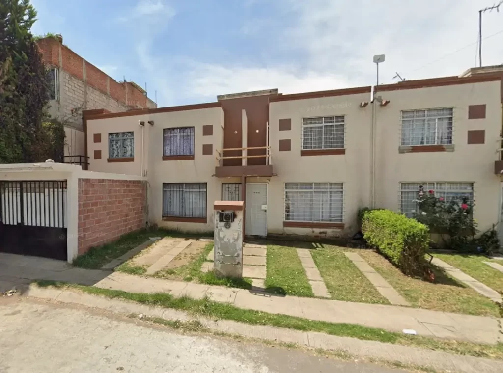 A principios del año vimos un caso que se volvió viral en las redes sociales, en memes por la naturaleza absurda de los hechos y en el Estado de México por la causa social detrás y en círculos legales por el ejemplo tan interesante. Se trata del caso de “La abuela sicaria”, quien mató a 2 personas que presuntamente estaban invadiendo su propiedad, ahora Doña Carlota está en juicio y le negaron la libertad condicional para vivir en su hogar mientras dura su proceso. En dos puntos te contamos todo lo que sucedió con "la abuelita sicaria" y las actualizaciones más importantes.