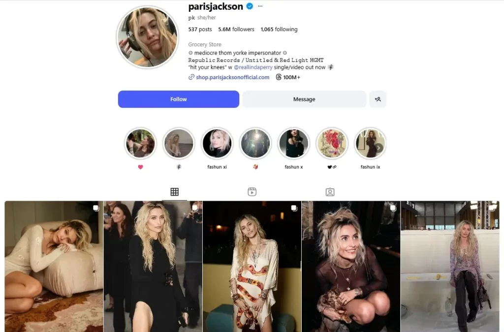 El mundo de la fama y los espectáculos es muy importante para todos, pero no es perfecto y puede causar mucho daño a las personas que participan en él. Incluso para los individuos que están alejados del centro, como lo es Paris Jackson, la hija de Michael Jackson, a la que el abuso de drogas le causó efectos permanentes en la nariz, dejándole una perforación en el tabique nasal. En dos puntos te explicamos quién es ella y la historia que la llevó hasta este momento.