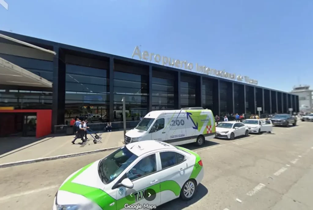 Baja California es uno de los estados que más sufren la actual ola de violencia que afecta el país en este momento, con actos de brutalidad que dañan la calidad de vida de las personas que viven allí, además de la economía local. El caso más reciente de esta crueldad se puede observar en un tiroteo hacia un taxi en Tijuana cerca del aeropuerto internacional de una de las ciudades más importantes del territorio. En dos puntos te contamos todo lo que sabemos sobre el ataque armado y los presuntos responsables.