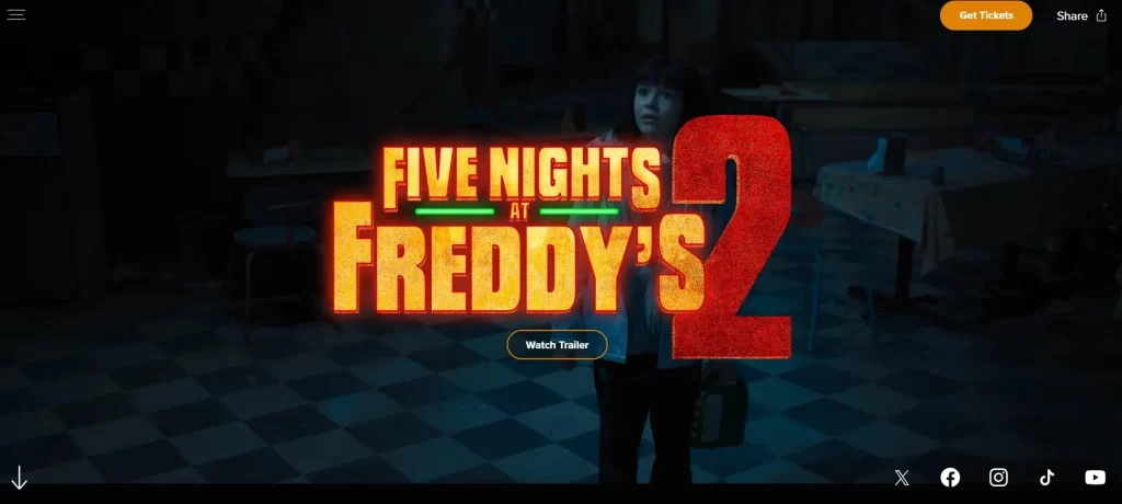 Las cintas de videojuegos son una novedad bastante interesante, ahora que los jóvenes que jugaron a los originales tienen la edad para ir al cine por su cuenta, vemos a ejecutivos de productoras que quieren aprovecharse de la tendencia y traer nuevas franquicias a la pantalla grande. En este caso, se trata de la saga de terror más viral de toda la década, hoy es el estreno de la película de Five Nights at Freddy's 2 y aquí en dos puntos te contamos todo lo que sabemos sobre la cinta y la controversia alrededor del talento de voz.