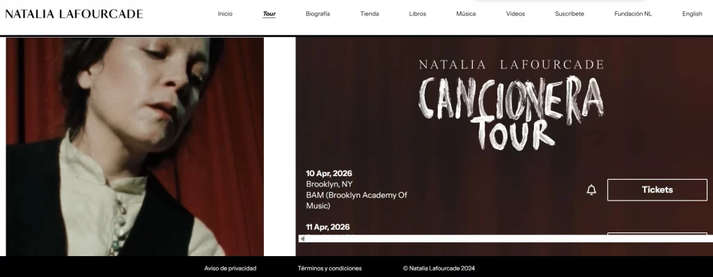 Está a punto de terminar el año, uno que nos llenó de noticias emocionantes, tristes e interesantes, pero en estas vísperas de Navidad el mundo del espectáculo nos regaló una novedad bastante tierna. Se trata de Natalia Lafourcade, que anunció el nacimiento de su primer hijo a su edad de 41 años, con su pareja Juan Pablo Fonseca, una actualización que sorprendió a sus miles de fans que siguen su vida privada y redes sociales. En dos puntos te explicamos todo lo que tienes que saber sobre el tema y otras novedades relacionadas a la carrera de una de las cantantes mexicanas más reconocidas de todos los tiempos.