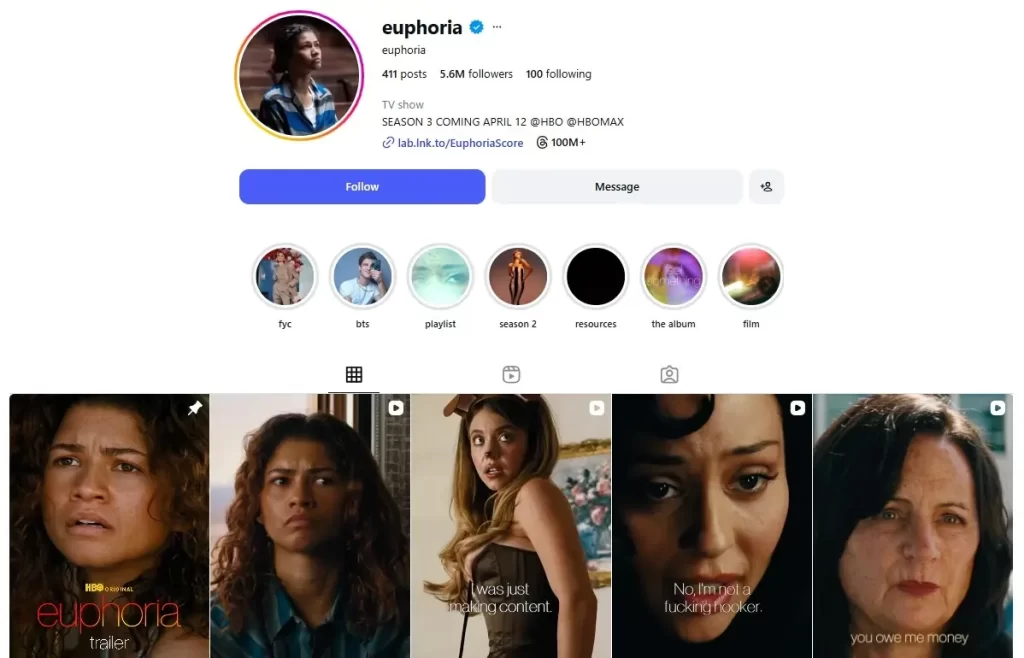 A pesar de que Warner Bros. y, con ello, HBO se encuentran en la cuerda floja, el servicio aún ofrece algunas de las mejores series y películas actuales, que marcan tendencia y se vuelven virales. En el futuro tendremos la nueva adaptación de Harry Potter por este medio y, en los siguientes meses, saldrá la secuela de una de las series más impactantes de todos los tiempos. Acaban de estrenar el tráiler para la temporada número 3 de Euphoria y el retorno de Sydney Sweeney ya enloqueció a las redes sociales, en dos puntos te explicamos todo lo que tienes que saber sobre el estreno próximo: