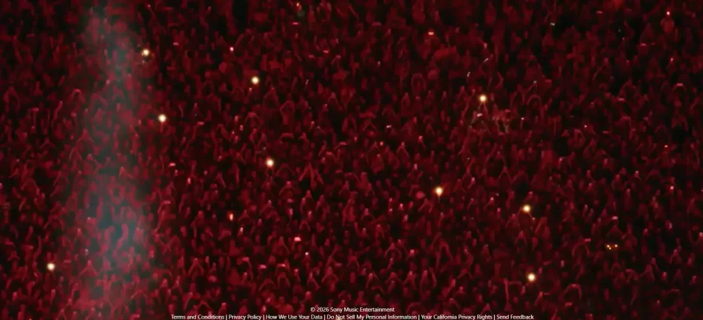 Las personas más famosas del mundo del espectáculo no se dedican a una sola cosa, si quieres capturar los corazones de la audiencia más grande posible, debes hacerlo por todos los medios posibles. Sin embargo, algunos artistas entonces se enfrentan a tantos proyectos al mismo tiempo que no tienen la oportunidad para perseguir su pasión original, esto en parte es la historia de Harry Styles que se alejó de la música por una temporada y ahora está de regreso con We Belong Together, el nombre de su nueva propuesta que saldrá en 2026. En dos puntos te explicamos todo lo que sabemos sobre esta siguiente etapa en su vida y la reacción de sus fanáticos: