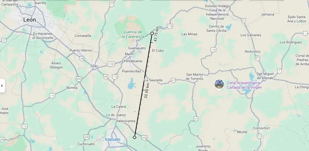 Hay ocasiones en las que preferimos mirar hacia un lado y buscar cualquier forma de escapismo de la realidad de inseguridad y violencia, pero los momentos en donde la tragedia te encuentra, no importa cómo busques huir. Este es el caso de una comunidad de Loma de Flores, Salamanca, Guanajuato, que se encontraba reunida alrededor de un partido de fútbol que terminó en un ataque armado por parte de un comando y una pérdida humana inimaginable. En dos puntos te explicamos todo lo que sabemos sobre los acontecimientos y las teorías que circulan sobre el motivo y los responsables.