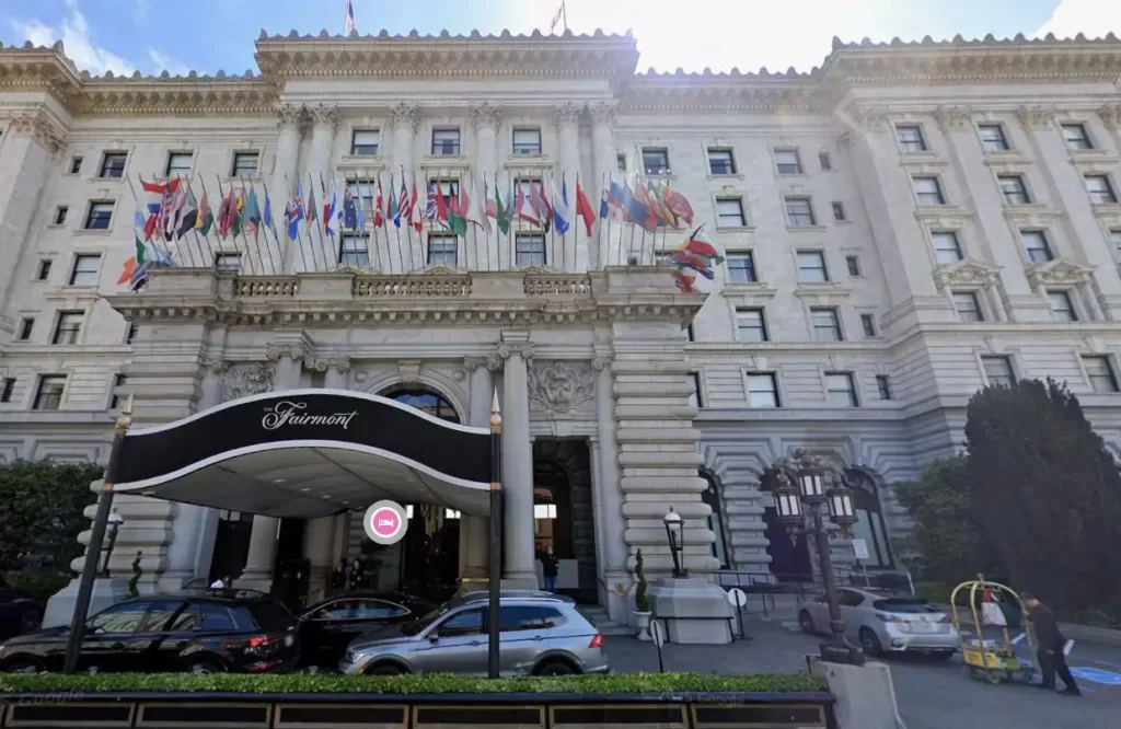 Dejamos atrás el 2025 y todas las pérdidas y tragedias que nos trajo, pero si ese era el caso, empezamos el 2026 con el pie izquierdo debido a unas noticias muy tristes de uno de los actores más veteranos e importantes en el mundo de Hollywood. Se trata de la hija de Tommy Lee Jones, Victoria, que falleció en circunstancias misteriosas en San Francisco, California. En dos puntos nosotros te explicamos la historia de vida de ella y quién es el actor, a qué se dedicaba y cuáles son las teorías que tiene la policía.