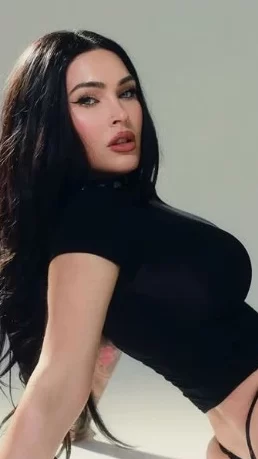 A muchas personas les gusta o se les hace sencillo saltar a conclusiones, esto puede llevar a varios problemas en relaciones de trabajo o amorosas, pero lo normal es que tales situaciones no pasen a mayores. Otros llevan eso demasiado lejos y se dejan inventar teorías de la conspiración sin ninguna evidencia, en este caso vamos a hablar de Megan Fox, que regresó este 2026 a su Instagram con nuevas fotos y algunos de sus fans la acusaron de ser un clon. En dos puntos te explicamos los orígenes bizarros de los sucesos y cómo este tipo de declaraciones pueden tener efectos muy reales en las personas involucradas.