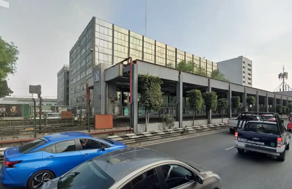 En las grandes ciudades la arquitectura tiene un estilo muy diferente, ya que cada centímetro de terreno tiene un valor descomunal, la teoría es que se debe construir alto y no ancho, que funciona bien, hasta que ocurre un accidente. Ahora en la Ciudad de México, un edificio a medio derrumbe colapsó encima de múltiples trabajadores, esto sucedió en la calzada de San Antonio Abad, donde los residentes contaron las aterradoras historias de los momentos previos. En dos puntos te contamos todo lo que tienes que saber sobre este incidente y si los obreros presentes consiguieron escapar antes del accidente.
