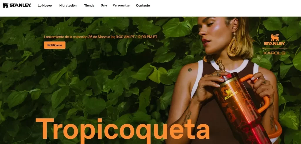 Las grandes estrellas del entretenimiento no solo se dedican a una sola cosa, muchos de ellos tienen carreras dobles con actuación, canto y las múltiples disciplinas que tienen para escoger. Una de las avenidas por las que se puede monetizar la fama son colaboraciones con marcas que ofrecen productos para los fanáticos, en este sentido, el maquillaje es muy popular, pero la idea de Karol G es revolucionaria ya que va a trabajar junto a Stanley para crear un termo que se basa en su álbum Tropicoqueta. En dos puntos te contamos todo lo que sabemos de esta nueva propuesta y los pasos a seguir para tener uno.