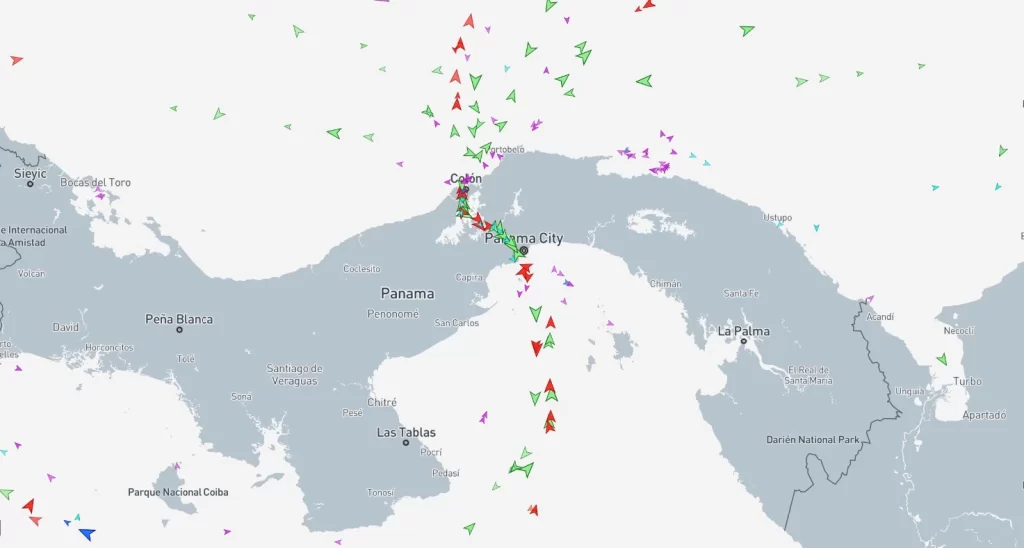 Hay muchas cosas que damos por sentadas en nuestra vida diaria, no nos detenemos a preguntarnos sobre el origen de diversos bienes, en especial si se trata de objetos importados de otras partes del mundo que debieron pasar un viaje largo en el mar para llegar a tus manos. Uno de los puntos vitales para el comercio, el Canal de Panamá, se volvió una arena donde chocaron los intereses de China y Europa por medio de las empresas Maersk, MSC y CK Hutchison. En dos puntos te contamos todo sobre este nuevo conflicto, si podría crecer en el futuro y lo que significa para la economía.
