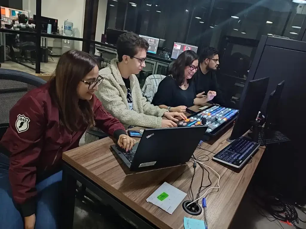 Motivados; dospuntos.media; dospuntos punto media; podcast; Keivy Funez Flores entrevista; Motivados Keivy Funez; Imagen Noticias Puebla producción; mujeres en medios comunicación México; producción noticieros México carrera; Meganoticias Puebla experiencia; productora televisión historia inspiradora; comunicación audiovisual México profesionales; liderazgo producción TV México; historias de éxito mujeres medios; Motivados entrevistas inspiradoras; producción televisión carrera México; comunicación y medios Puebla profesional; producción audiovisual