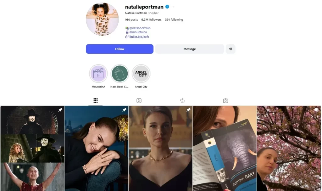 Para una buena cantidad de personas, iniciar una familia, casarse y tener un bebé representan uno de sus logros o metas más importantes, eso también incluye a estrellas de Hollywood, lo que en algunos casos puede suponer una inversión de tiempo bastante severa. Pero eso jamás resultó en un impedimento para Natalie Portman, que ahora busca añadir un tercero a la lista de sus hijos y confirmó que está embarazada de su pareja actual, Tanguy Destable. En dos puntos te contamos todo sobre el caso, los detalles que descubrieron los medios y por qué su edad tiene a algunos de sus fanáticos preocupados por las implicaciones en su salud.