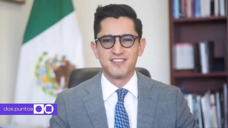 Roberto Velasco asumirá la Secretaría de Relaciones Exteriores (SRE) tras la renuncia de Juan Ramón de la Fuente por motivos de salud. Este nombramiento, anunciado el 1 de abril de 2026, marca un cambio estratégico en la diplomacia mexicana en un momento crítico para las relaciones con Estados Unidos y Canadá. En Dos Puntos te damos los detalles del nuevo canciller.