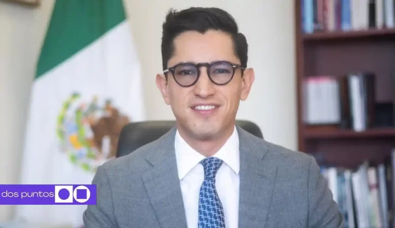 Roberto Velasco asumirá la Secretaría de Relaciones Exteriores (SRE) tras la renuncia de Juan Ramón de la Fuente por motivos de salud. Este nombramiento, anunciado el 1 de abril de 2026, marca un cambio estratégico en la diplomacia mexicana en un momento crítico para las relaciones con Estados Unidos y Canadá. En Dos Puntos te damos los detalles del nuevo canciller.