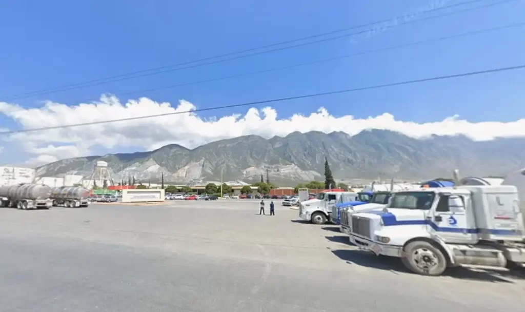 Una de las herramientas más poderosas que tenemos en la actualidad son los transportes, que nos permiten la habilidad de viajar largas distancias, mover grandes cargamentos y facilitan una multitud de actividades económicas. Por este motivo el huachicol causa tanto daño a la sociedad en general y las autoridades están tan preocupadas en combatirlo, como en Nuevo León, donde la Fiscalía General de la República (FGR) encontró un túnel que conectaba directo a una terminal de Pemex. En dos puntos te contamos todo lo que sabemos de este caso, si hay detenidos como resultado de la investigación y los detalles más importantes.