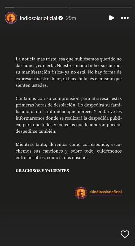 Los movimientos, por necesidad, necesitan un icono, una persona al frente que levante la bandera e inspire a los demás a seguir adelante, incluso cuando se trata de individualidad y rebeldía. Para Argentina uno de ellos es el popular cantante Indio Solari, una leyenda y fundador de “Patricio Rey y los Redonditos de Ricota” que falleció en su hogar a los 77 años. En dos puntos te contamos todo sobre la historia de vida de él, su trabajo en el rock y su rol en su evolución, la enfermedad que adquirió en sus últimos años que lo llevó al hospital y las varias opiniones cruzadas que hay sobre el autor, su obra y visión.