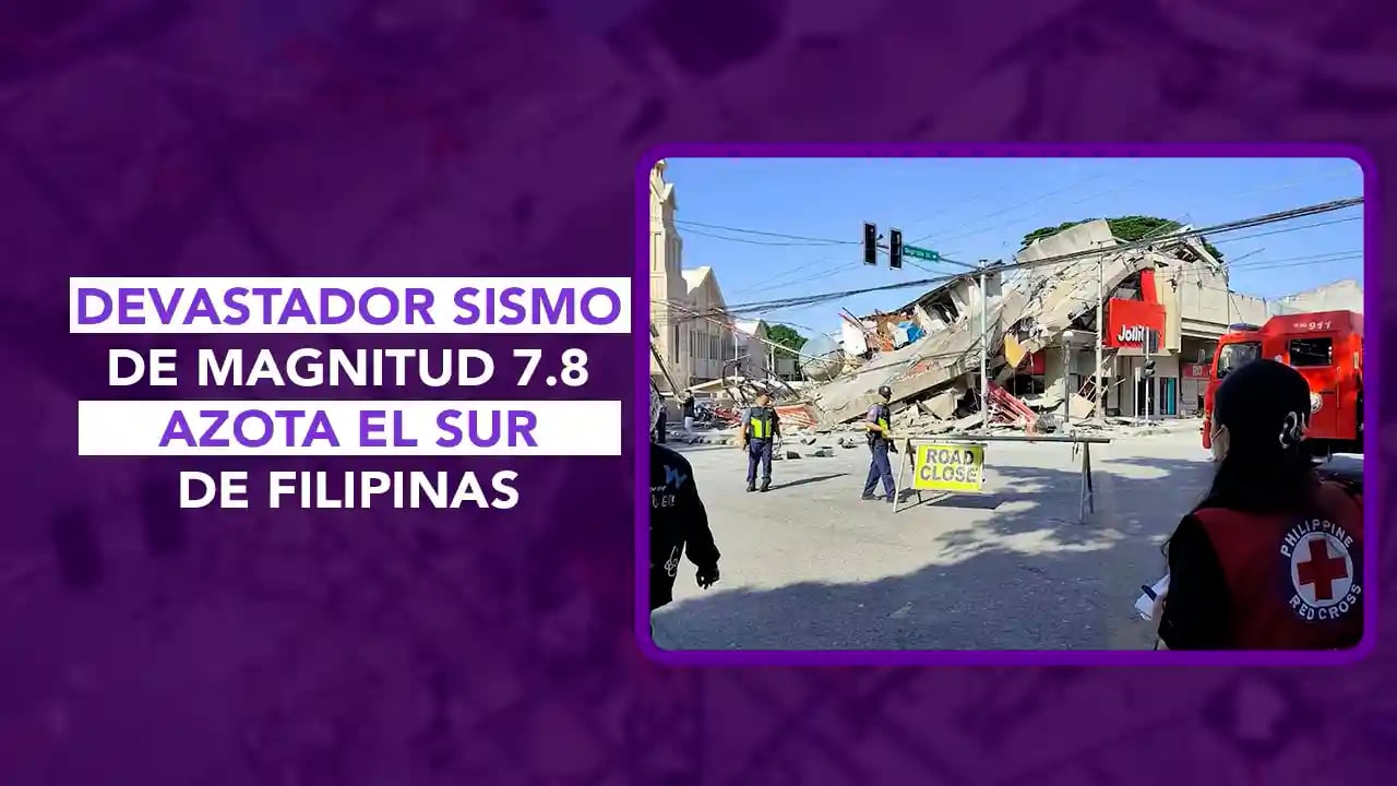 Hoy en Dos News hablamos sobre el poderoso y profundo sismo de magnitud 7.8 que ha sacudido la región de Mindanao, al sur de Filipinas, dejando a su paso un panorama de graves daños estructurales, colapsos de edificios y escenas de pánico generalizado. El violento movimiento telúrico coincidió trágicamente con el primer día del ciclo escolar, lo que obligó a la evacuación inmediata de miles de estudiantes y maestros en toda la región afectada, particularmente en ciudades como General Santos y zonas aledañas.