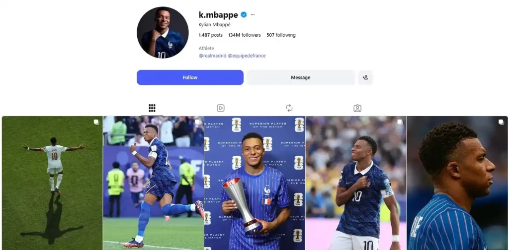 El fútbol es uno de los deportes más populares, no solo en México, sino en todas partes del mundo, y con una gran cantidad de ligas en todo el planeta. Es un negocio internacional que muchas veces pone en cuestión la pertenencia a un país u otro. Esto lo vemos en el tema de hoy, cuando la actriz española, Ester Expósito, se vio en la situación complicada de apoyar a su novio, Kylian Mbappé, que juega para Francia en su duelo de semifinales contra su país natal. En dos puntos te contamos sobre la vida y trayectoria de esta pareja tan inusual y los motivos por los que salieron tantos memes de ella.