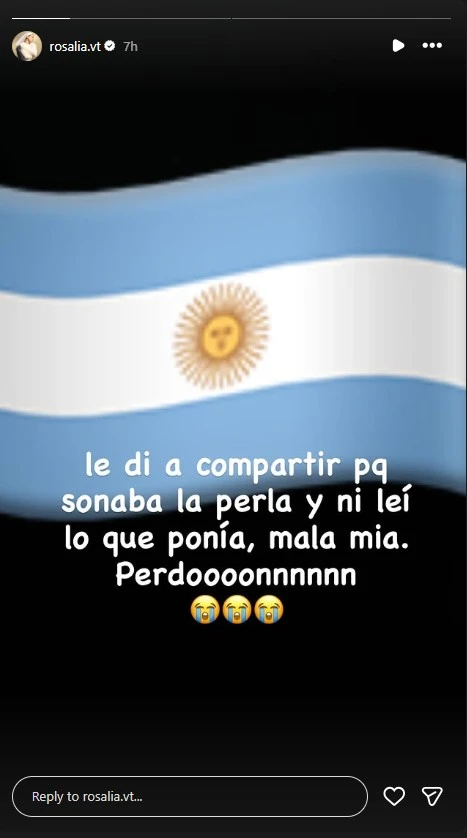 En ocasiones, dos cosas opuestas son reales al mismo tiempo sin contradecirse. El fútbol es un deporte que nos une como continente y nos proporciona horas de entretenimiento, de la misma forma que se vuelve una fuente de conflictos y puede romper amistades o empeorar las relaciones internacionales. A pesar de que lo anterior parece una exageración, eso mismo lo estamos viendo con Rosalía, que compartió un video donde usan su canción “La perla” y, de paso, hizo enojar a toda Argentina, justo antes de su concierto, ¿qué dijo? En dos puntos te contamos todo lo que sabemos sobre esta controversia, las justificaciones que estamos viendo por parte de la cantante y la reacción masiva que tuvo.