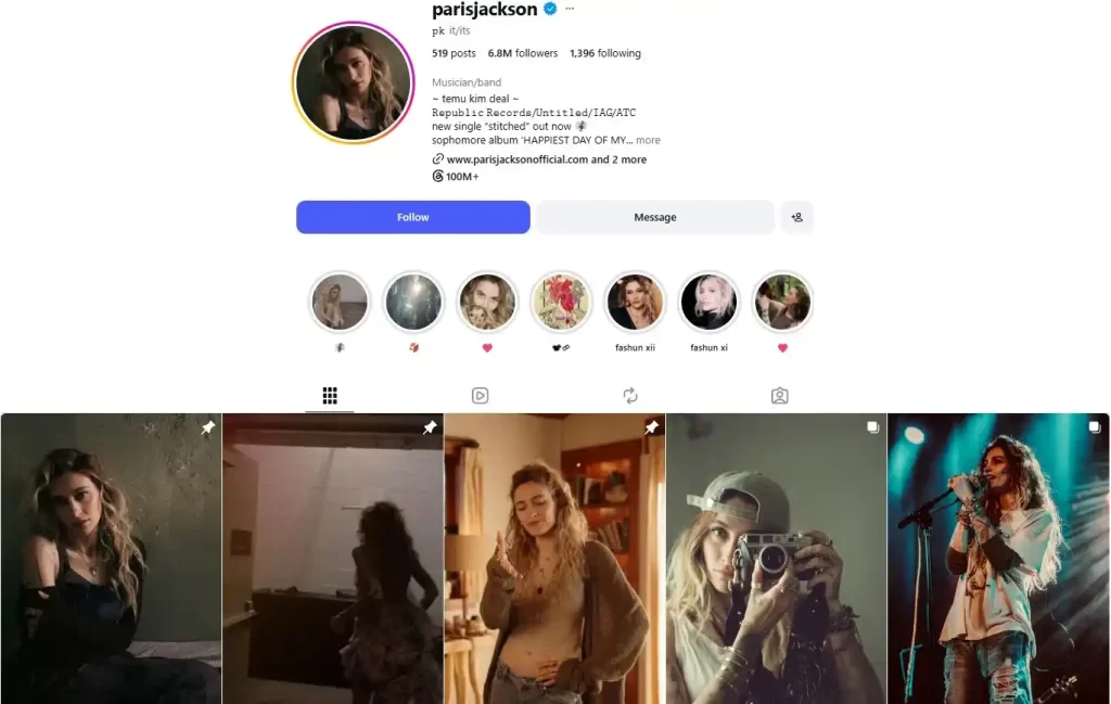 Uno de los motivos por los que nos encanta seguir a las estrellas está en sus estilos de vida, ya que pueden costear un “lifestyle” más allá de lo que la mayoría se puede permitir. Sin embargo, hay ocasiones en donde algo bueno se puede volver dañino, hay familias que son demasiado famosas. Ese es el caso de Paris Jackson, su mamá Debbie Rowe y su papá Michael Jackson y todas las prácticas extrañas que desarrollaron en su infancia. En dos puntos te contamos todo lo que sabemos de la cantante, cómo vio por primera vez a su madre a los 15 años, sus experiencias de cuando era una niña y los secretos jamás revelados del rancho Neverland, los cuales está divulgando.