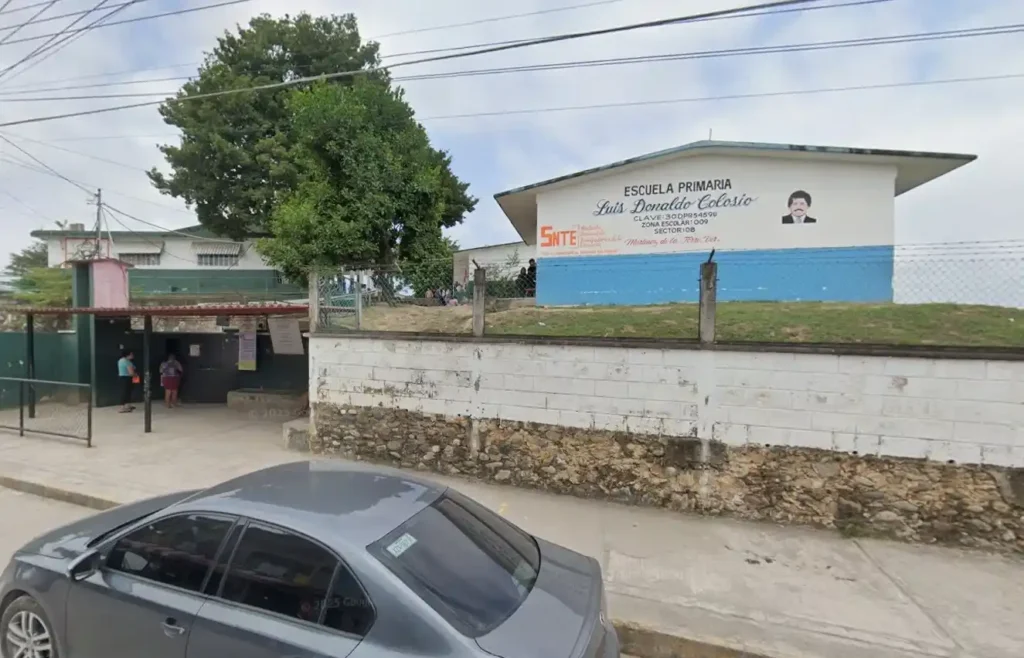 La controversia conocida como el caso de Lady Croquis contra un maestro de Veracruz encendió las alarmas en Martínez de la Torre tras la suspensión de un docente de primaria. El conflicto inició por una tarea escolar donde el profesor solicitó dibujar el trayecto del hogar al plantel, detonando la molestia de una madre que consideró el ejercicio riesgoso para la privacidad. Sin embargo, la disputa escaló rápidamente hacia instancias judiciales con acusaciones de presunto acoso hacia estudiantes, mientras la comunidad educativa defiende el método pedagógico tradicional. La Fiscalía General del Estado abrió una investigación formal sobre un expediente para esclarecer los hechos y determinar las responsabilidades. 